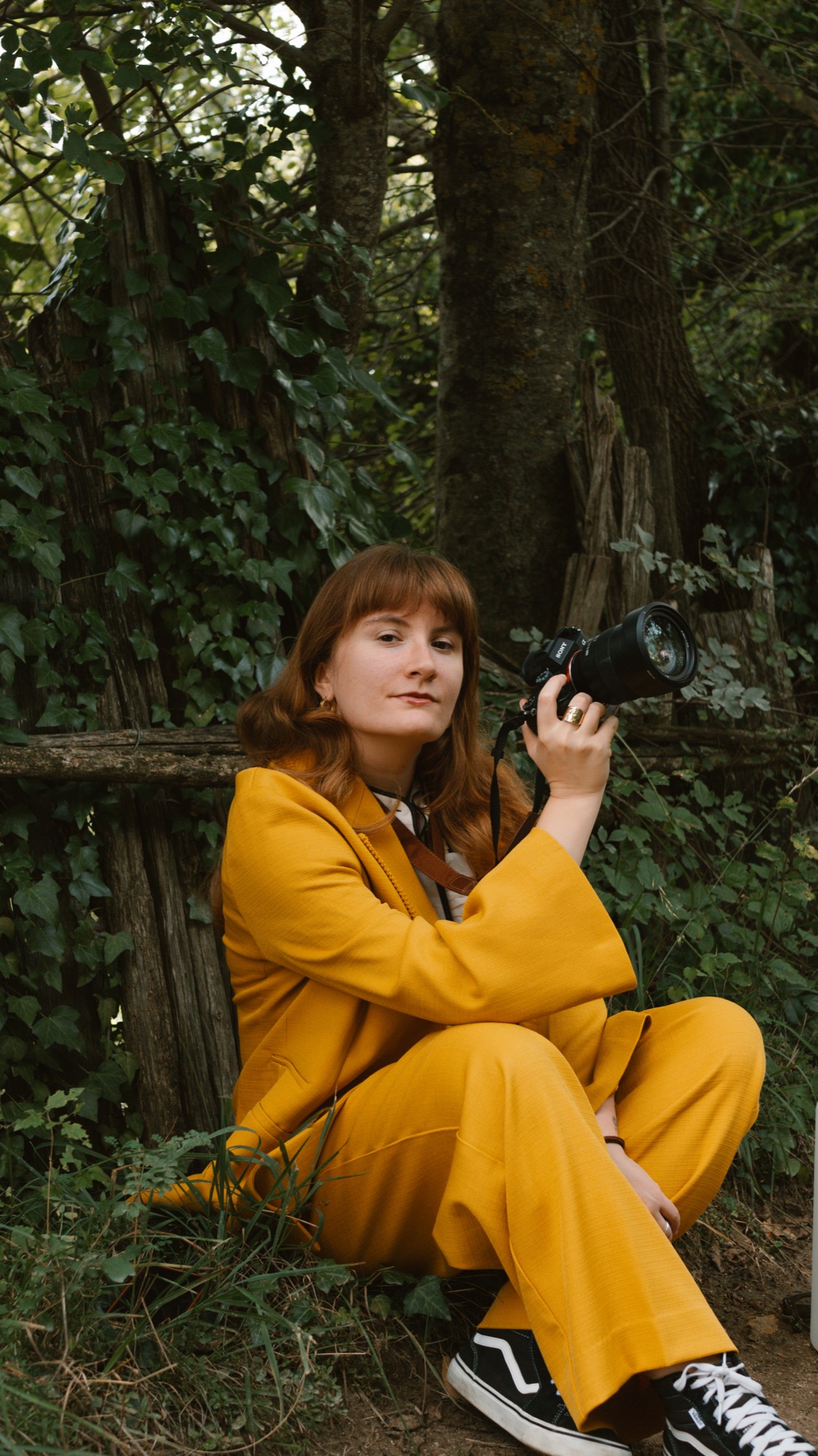 Giorgia Cinelli — ritratto della fotografa con fotocamera in mano